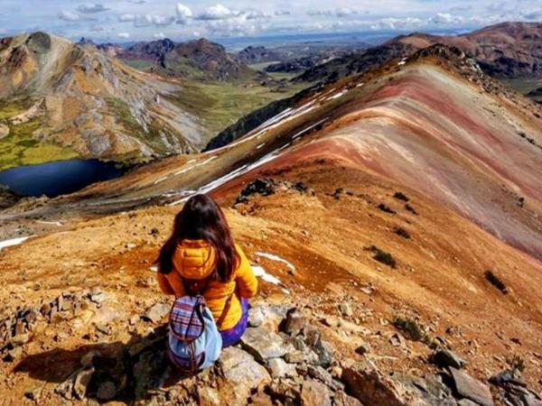 Visit the rainbow mountain Yuracochas in Lima